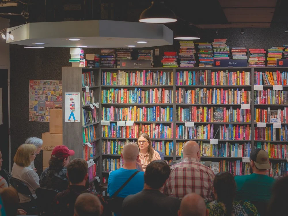 A full audience listening as Bonnie Quinn speaks at Prologue Bookshop